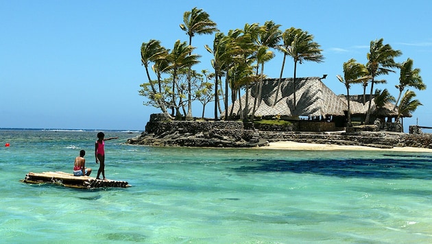 Die palmengesäumten Strände der Fidschi-Inseln sind bei Urlaubern normalerweise sehr beliebt. Während der Corona-Krise bleiben die Buchungen jedoch aus, weshalb die EU-Kommission laut einem Strategiedokument eine staatliche Absicherung von Reise-Gutscheinen möchte, um Reiseunternehmen vor der Insolvenz zu bewahren. (Bild: AFP)