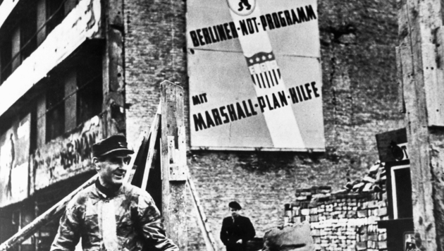 Plakatwand in West-Berlin nach 1948 (Bild: wikipedia.org (gemeinfrei))