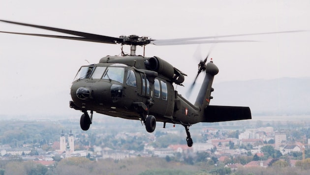 Ein Black Hawk schwebt über der Garnisonsstadt Tulln (Bild: Bundesheer)
