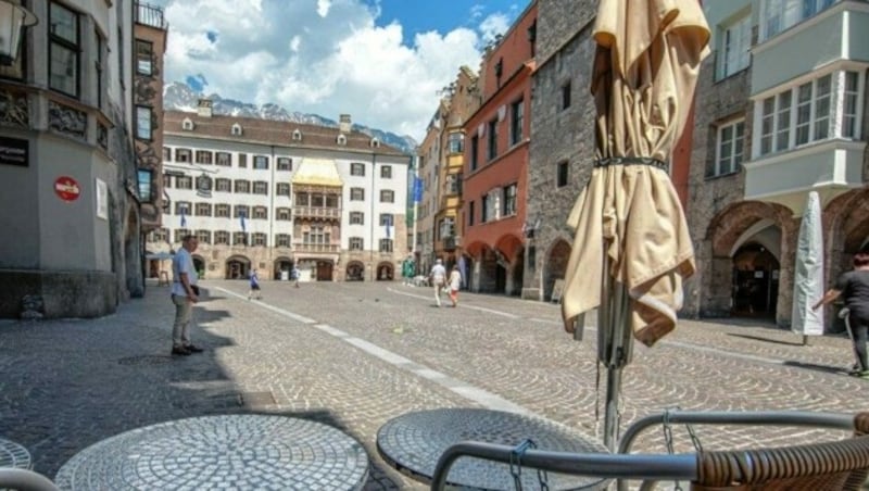 Keine Touristen vor dem Goldenen Dachl - ein ungewohntes Bild. (Bild: Christian Forcher)