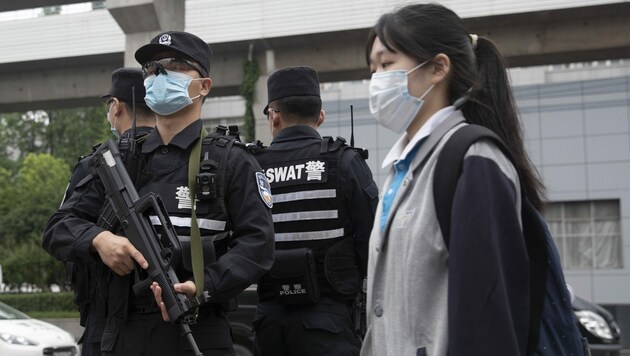 Die Sicherheitsvorkehrungen in China sind besonders streng. Auch vor den Schulen patrouillieren Soldaten mit Maschinengewehren. (Bild: AFP)