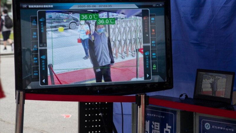 Beim Betreten der Schulen in Wuhan misst eine Wärmekamera die Körpertemperatur der Schüler. (Bild: AFP)