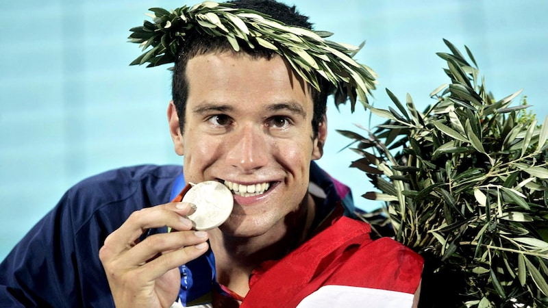 Markus Rogan mit seiner Silbernen bei den Olympischen Spiele 2004 in Athen. (Bild: GEPA)