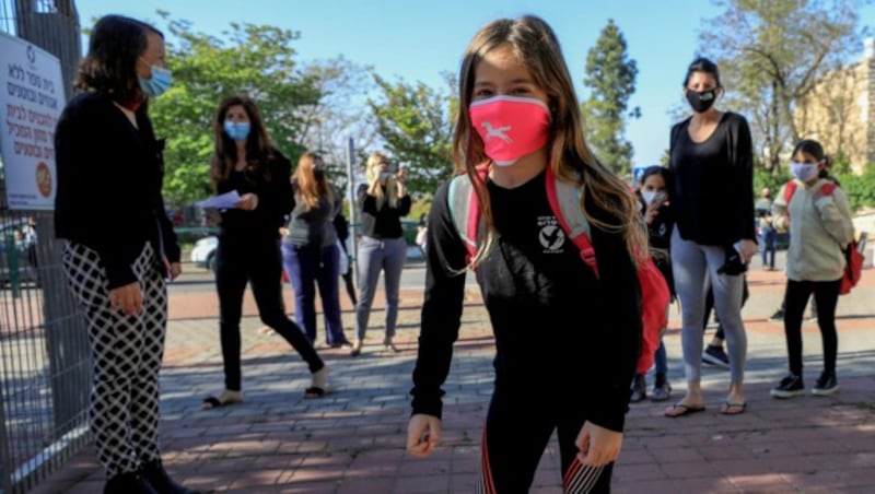 Nach einem Corona-Ausbruch an einer Schule in Jerusalem lässt Israel die Schulen vorerst offen. (Bild: AFP)