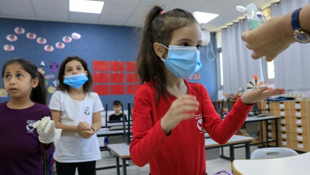 Die Schulen öffneten bereits für eine Million Kinder unter strengen Sicherheits- und Hygieneauflagen. (Bild: AFP)