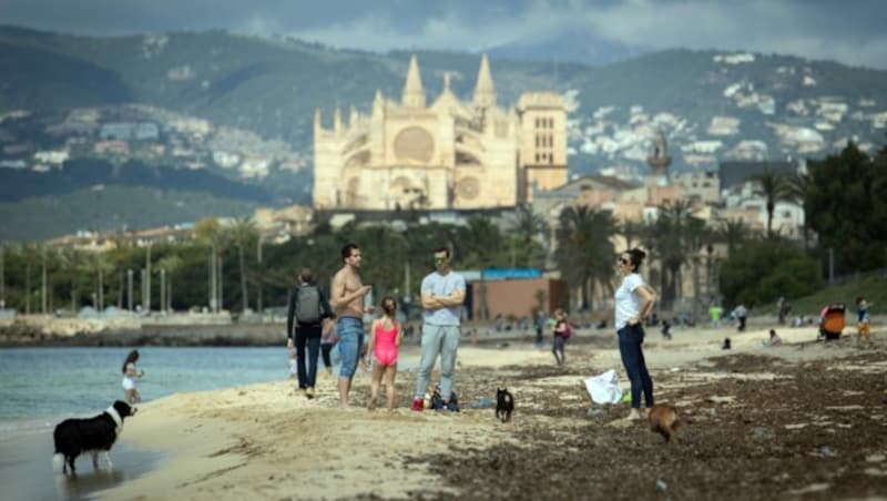 Bis Ende April durften Kinder in Spanien nicht nach draußen. Auf der Baleareninsel Mallorca beginnt am Montag „Phase 1“ der Normalisierung. Hotels, Bars und Restaurants im Freien dürfen wieder öffnen. (Bild: AFP)