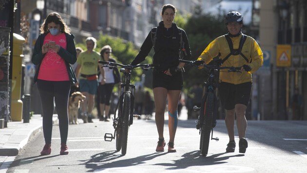 Am Sonntag sind in Spanien viele Menschen im Freien, wie hier in Madrid, um während der erlaubten Ausgehzeit das schöne Wetter zu genießen. Während mancherorts „Phase 1“ der Normalisierung beginnt, gilt das nicht für die beiden größten Städte Madrid und Barcelona. (Bild: AFP)