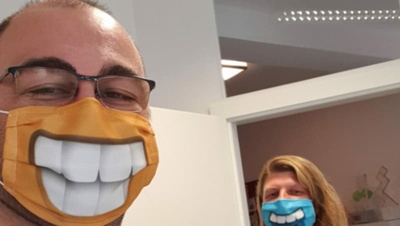 Lachen geht bei den Rudy-Games-Gründern Manfred Lamplmair und Gertrude Kurzmann dank der Masken gut. (Bild: zVg)