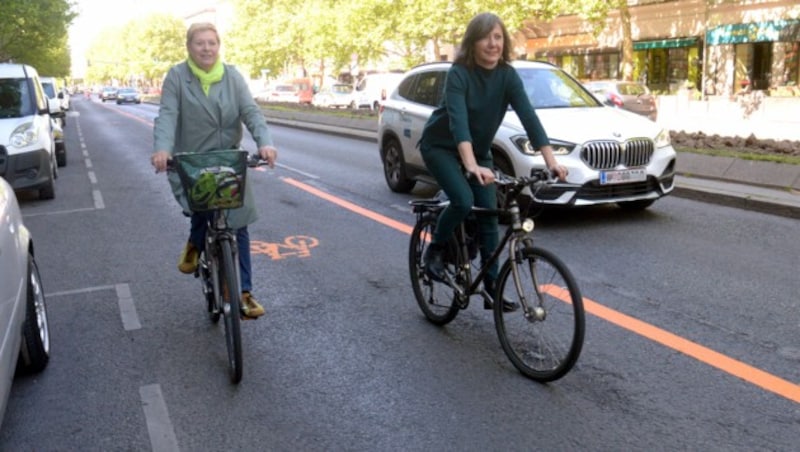 Eröffnung der Pop-up-Bikelane Praterstraße mit Vizebürgermeisterin Birgit Hebein (rechts) und Bezirksvorsteherin Uschi Lichtenegger (beide Grüne) (Bild: APA/HERBERT PFARRHOFER)