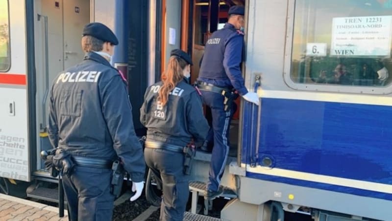 Polizisten am Bahnhof Parndorf (Bild: Christian Schulter)