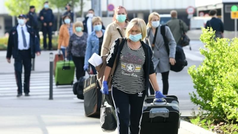 69 Frauen und drei Männer sind am Montag in Wien Schwechat angekommen. (Bild: APA/HELMUT FOHRINGER)