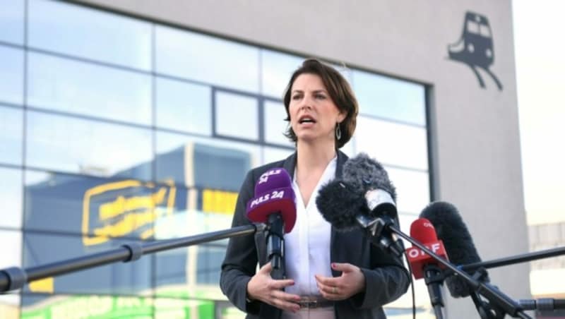 Karoline Edtstadler (ÖVP) in Schwechat (Bild: APA/HELMUT FOHRINGER)