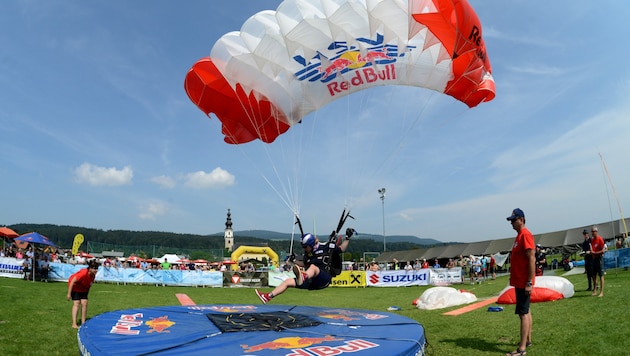 Der Fallschirmsprung-Weltcup in Thalgau muss heuer abgesagt werden. (Bild: Red Bull HSV/Manfred LAUX)