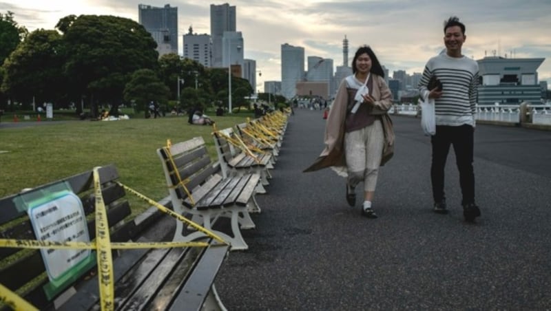 Die Sitzbänke in diesem Park in Yokohama wurden abgesperrt. Japan erwägt jedoch bereits, die Corona-Maßnahmen etwas zu lockern. (Bild: AFP)