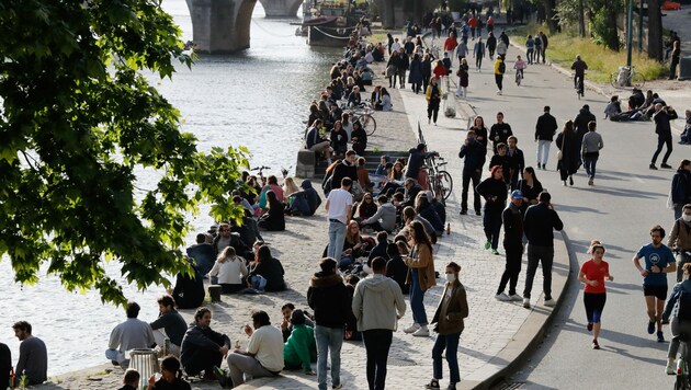 Am ersten Tag nach den Lockerungen trafen sich zahlreiche Menschen in Paris am Ufer der Seine - oft wurden die Abstandregeln nicht eingehalten. (Bild: AFP)