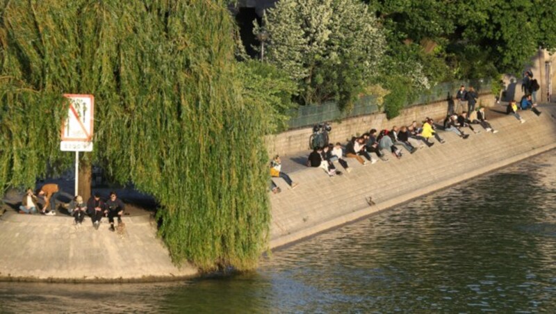 Am ersten Tag nach den Lockerungen trafen sich zahlreiche Menschen in Paris am Ufer der Seine - oft wurden die Abstandsregeln nicht eingehalten. (Bild: AFP)