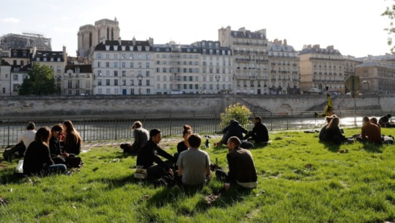 Am ersten Tag nach den Lockerungen trafen sich zahlreiche Menschen in Paris am Ufer der Seine. (Bild: AFP)