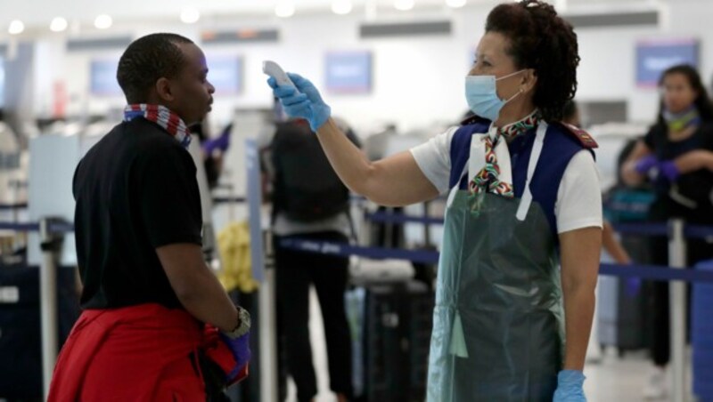 Temperaturkontrolle am Miami International Airport (Bild: Copyright 2020 The Associated Press. All rights reserved.)