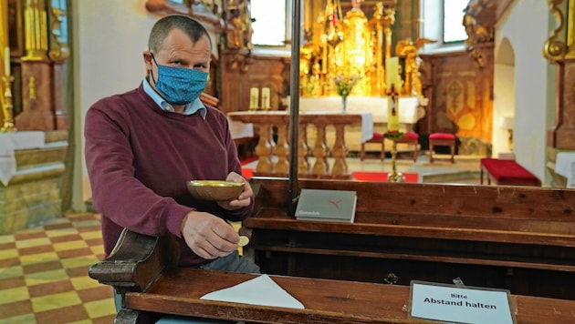 Pfarrer Wolfgang Toberer zeigt es vor: Die Hostien werden auf Servietten gelegt. (Bild: Sepp Pail)