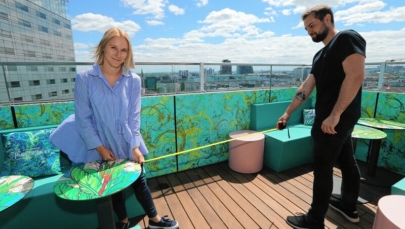 Tische auseinander in der angesagten Rooftop-Bar Juwel (Bild: Klemens Groh)