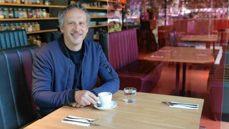 Im Heuer am Karlsplatz setzt Chef Andreas Wiesmüller auf Trennwände aus Glas. (Bild: Gerhard Bartel)