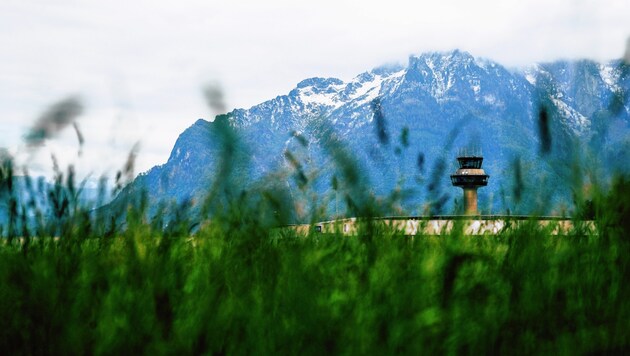 Der Flughafen-Tower vor dem verschneiten Untersberg im Mai (Bild: ANDREAS TROESTER)