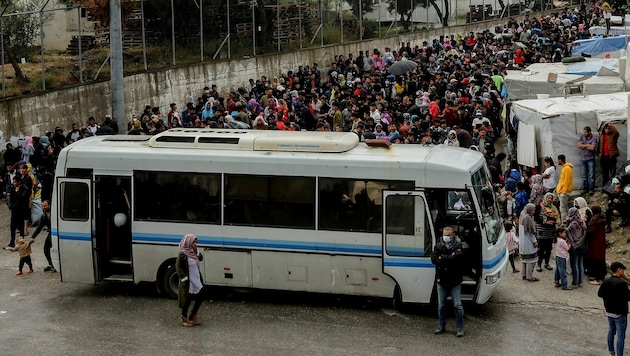 Das heillos überfüllte Lager Moria auf Lesbos verlassen immer wieder Dutzende Migranten, die auf das Festland gebracht werden. (Bild: APA/AFP/Manolis Lagoutaris)