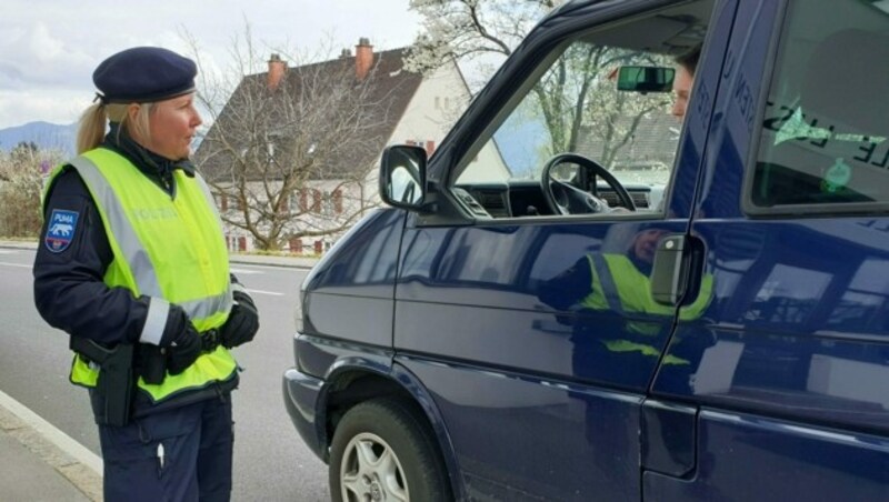 Am 14. März wurden die Grenzkontrollen zwischen Vorarlberg und der Schweiz zunächst mit mobilen Einsatzteams aufgenommen. (Bild: APA/JOCHEN HOFER)