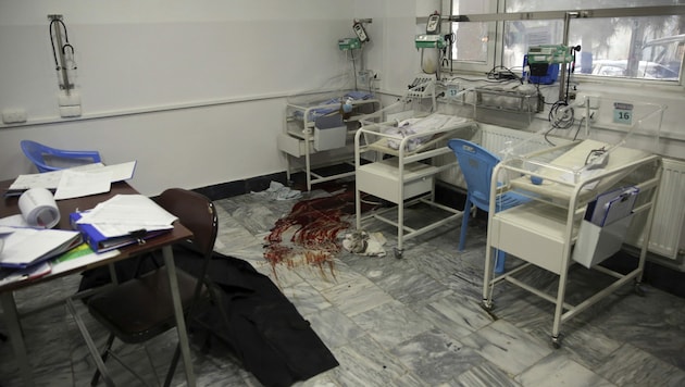 Grausige Bilder aus einer Entbindungsstation in Kabul, die von Bewaffneten überfallen wurde (Bild: AP)