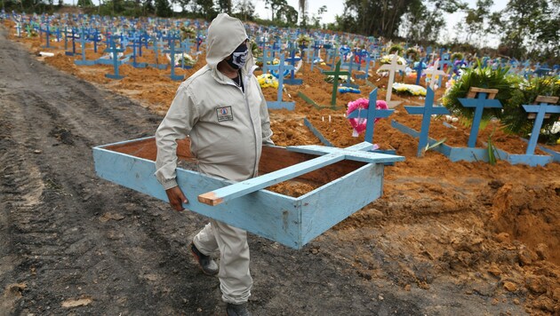 Ein Friedhof in der brasilianischen Metropole Manaus (Bild: AFP)