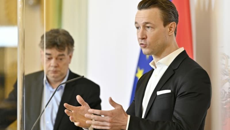 Vizekanzler Werner Kogler (Grüne) und Finanzminister Gernot Blümel (Bild: APA/HANS PUNZ)