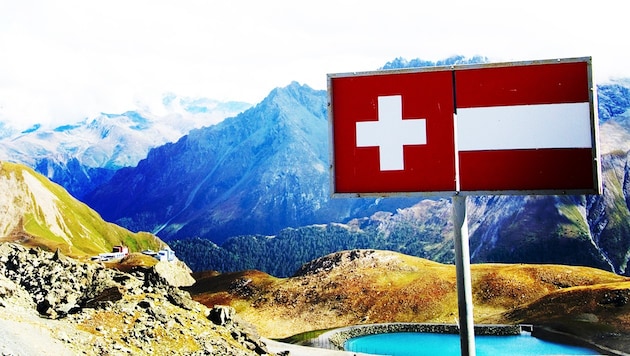 Ab 8. März gilt bei der Einreise in die Schweiz aus bestimmten Regionen und Ländern Quarantänepflicht. (Bild: stock.adobe.com, krone.at-Grafik)