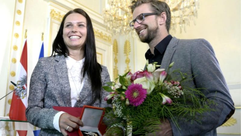 Anna Veith mit ihrem Ehemann Manuel des „Großen Ehrenzeichens für Verdienste um die Republik Österreich“ im Jahr 2016 (Bild: APA/HANS KLAUS TECHT)