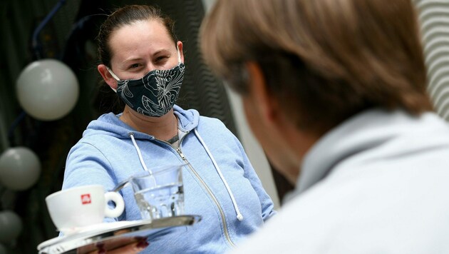 Seit dem 15. Mai dürfen alle Betriebsarten des Gastgewerbes unter Einhaltung von Sicherheitsmaßnahmen wieder aufsperren. Schutzmaßnahmen wie die Masken schrecken viele Gäste noch ab. (Bild: APA/HELMUT FOHRINGER)