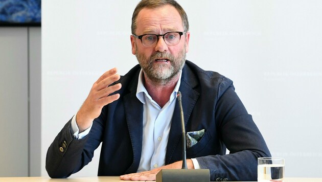 NEOS-Kultursprecher Sepp Schellhorn legt Kulturstaatssekretärin Ulrike Lunacek den Rücktritt nahe. (Bild: APA/HELMUT FOHRINGER)
