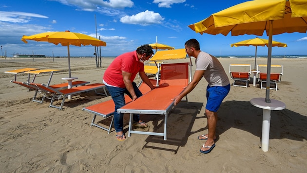 Il reste encore un peu de temps pour la ruée sur les plages italiennes : Mais les préparatifs sont déjà en cours. (Bild: APA/AFP/Vincenzo PINTO)