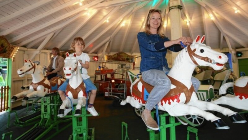 Auf weißen Pferden aus Holz am ältesten Ringelspiel und am Riesenrad im Böhmischen Prater haben Martin und Rod viel Spaß! (Bild: KRONEN ZEITUNG)