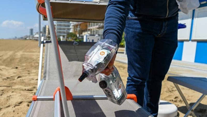 Desinfektionsarbeiten am Strand von Jesolo (Bild: APA/AFP/Vincenzo PINTO)