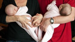Italiens Regierung will die Strafen für Leihmutterschaft verschärfen (Symbolbild). (Bild: AFP)