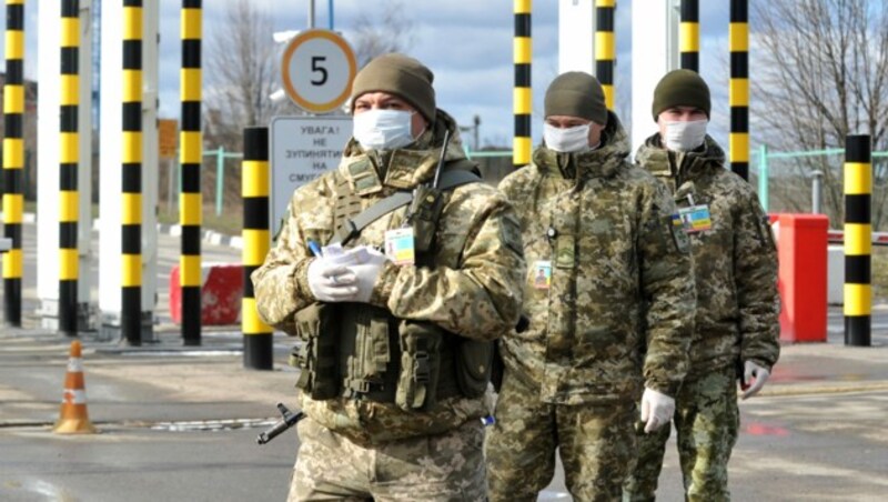 Ukrainische Soldaten an der Grenze zu Russland bei Charkow (Bild: APA/AFP/SERGEY BOBOK)