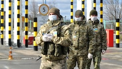Ukrainische Soldaten an der Grenze zu Russland bei Charkow (Bild: APA/AFP/SERGEY BOBOK)