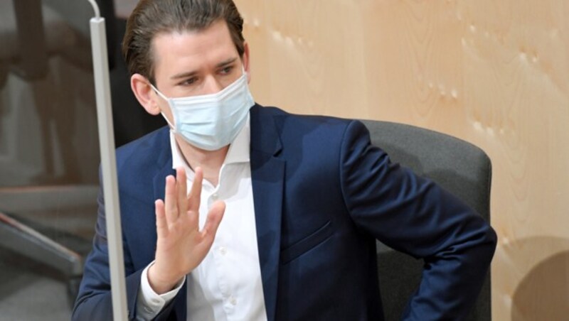 Kurz im Nationalrat - hinter Plexiglas, mit Maske (Bild: APA/ROLAND SCHLAGER)