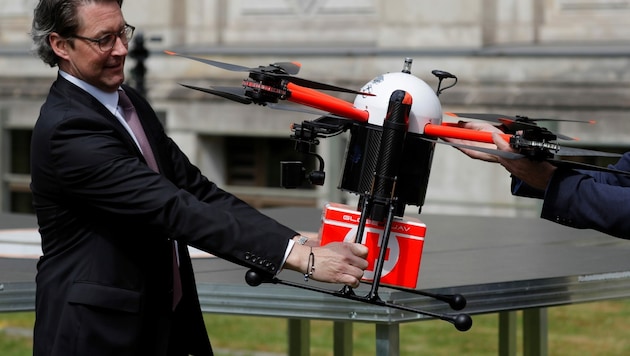 Verkehrsminister Andreas Scheuer mit der „MediFly1“-Drohne (Bild: AFP)