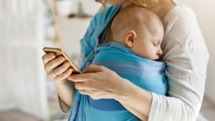 Der elterliche Griff zum Smartphone bleibt nicht ohne Folgen für den Nachwuchs. (Bild: ©Cookie Studio - stock.adobe.com)