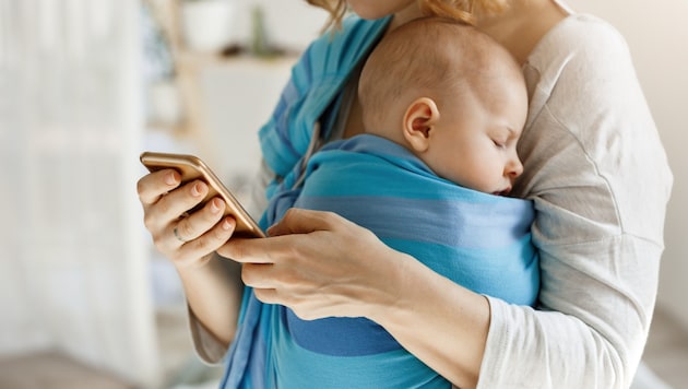 Der elterliche Griff zum Smartphone bleibt nicht ohne Folgen für den Nachwuchs. (Bild: ©Cookie Studio - stock.adobe.com)