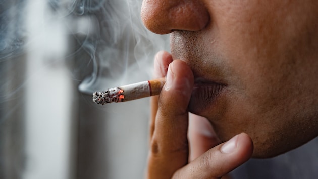 On average, five smoke breaks are taken per working day. (Bild: Nopphon/stock.adobe.com)