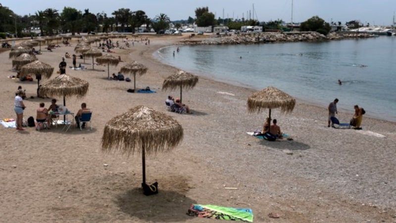 Sonnenschirme mit Respektabstand am Strand von Glyfada nahe Athen (Bild: AP)