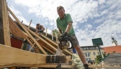 Franz Hillerzeder, Obmann der Seebühne Seeham, beim Abbau der Bühne. (Bild: Tschepp Markus)