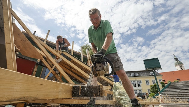 Franz Hillerzeder, Obmann der Seebühne Seeham, beim Abbau der Bühne. (Bild: Tschepp Markus)