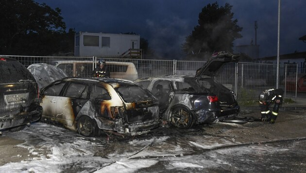 Das Feuer wurde vermutlich in einem der Autos gelegt und hatte sich dann auf die anderen Fahrzeuge ausgebreitet. (Bild: Daniel Liebl)